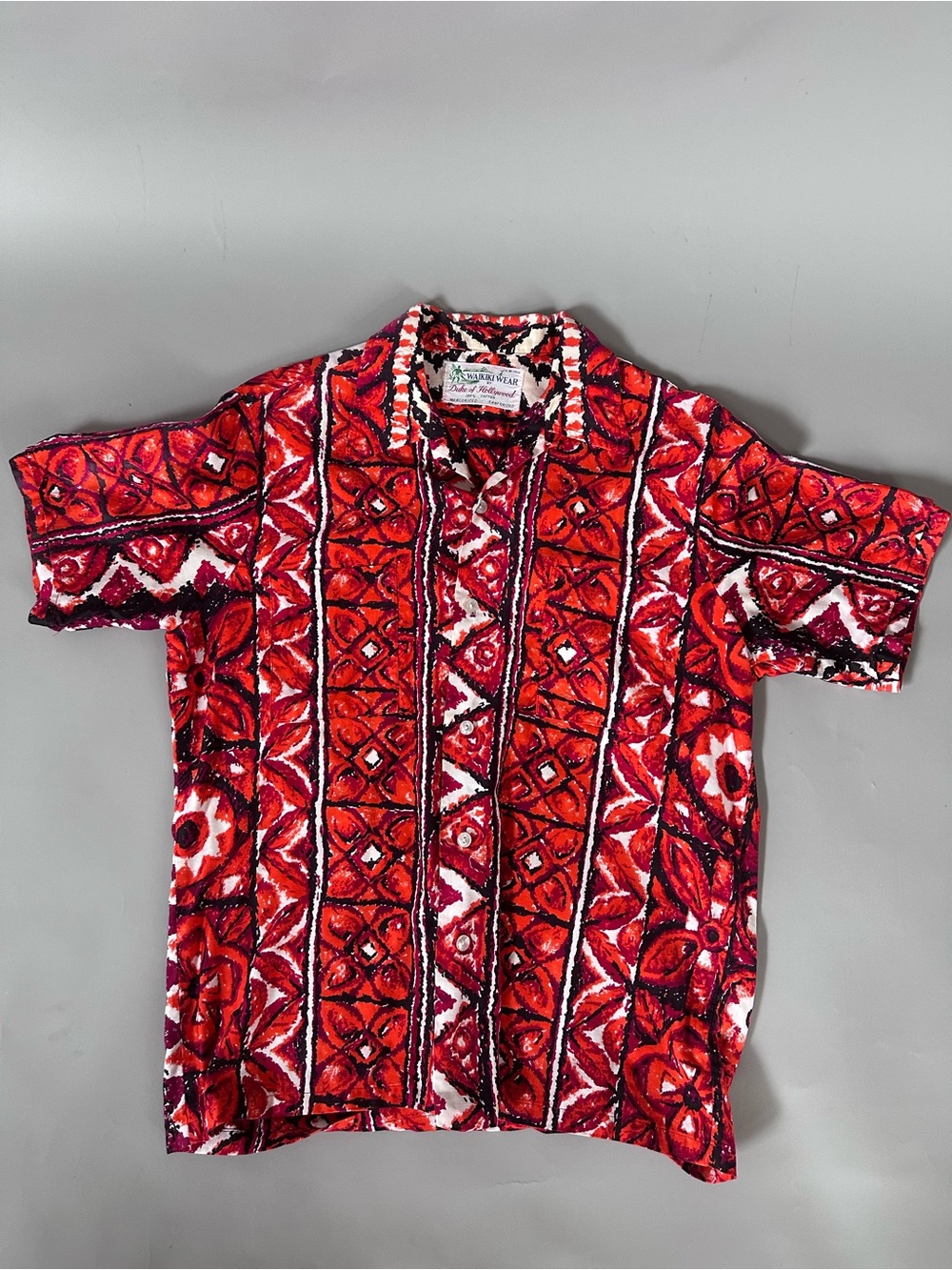Vintage Men's Hawaiian Red Patterned Short-Sleeve Button-Down Shirt